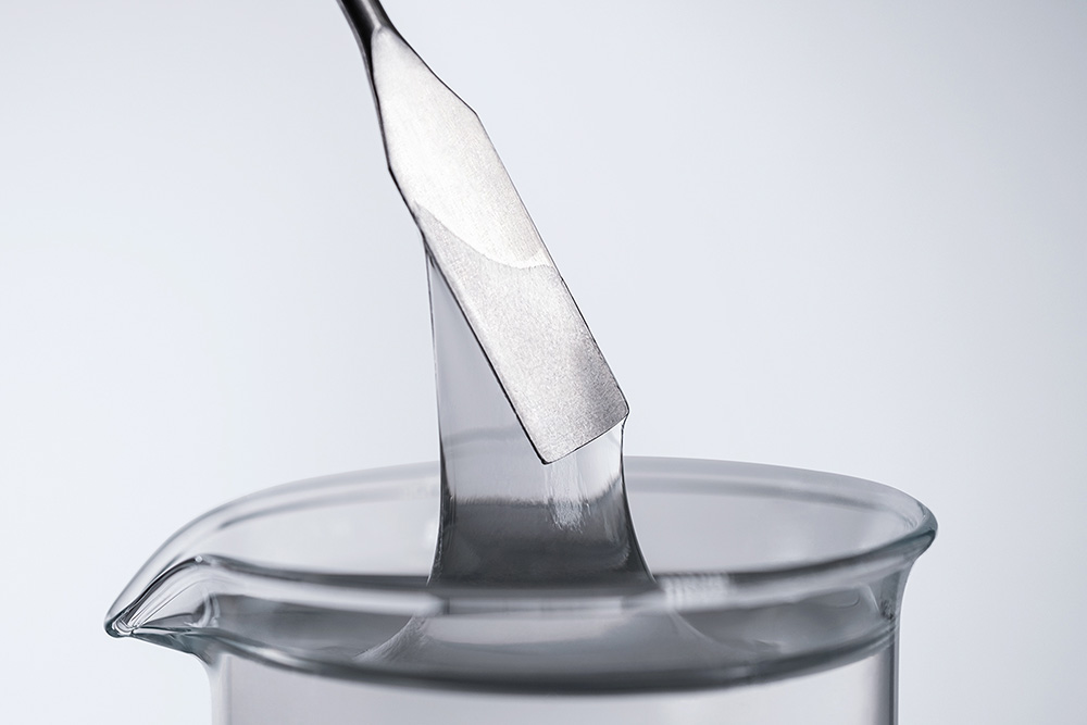 Demonstration of the consistency of a transparent silicone gel from Wevo.